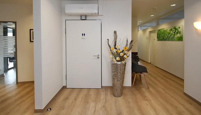 Behandlungszimmer mit moderner Ausstattung